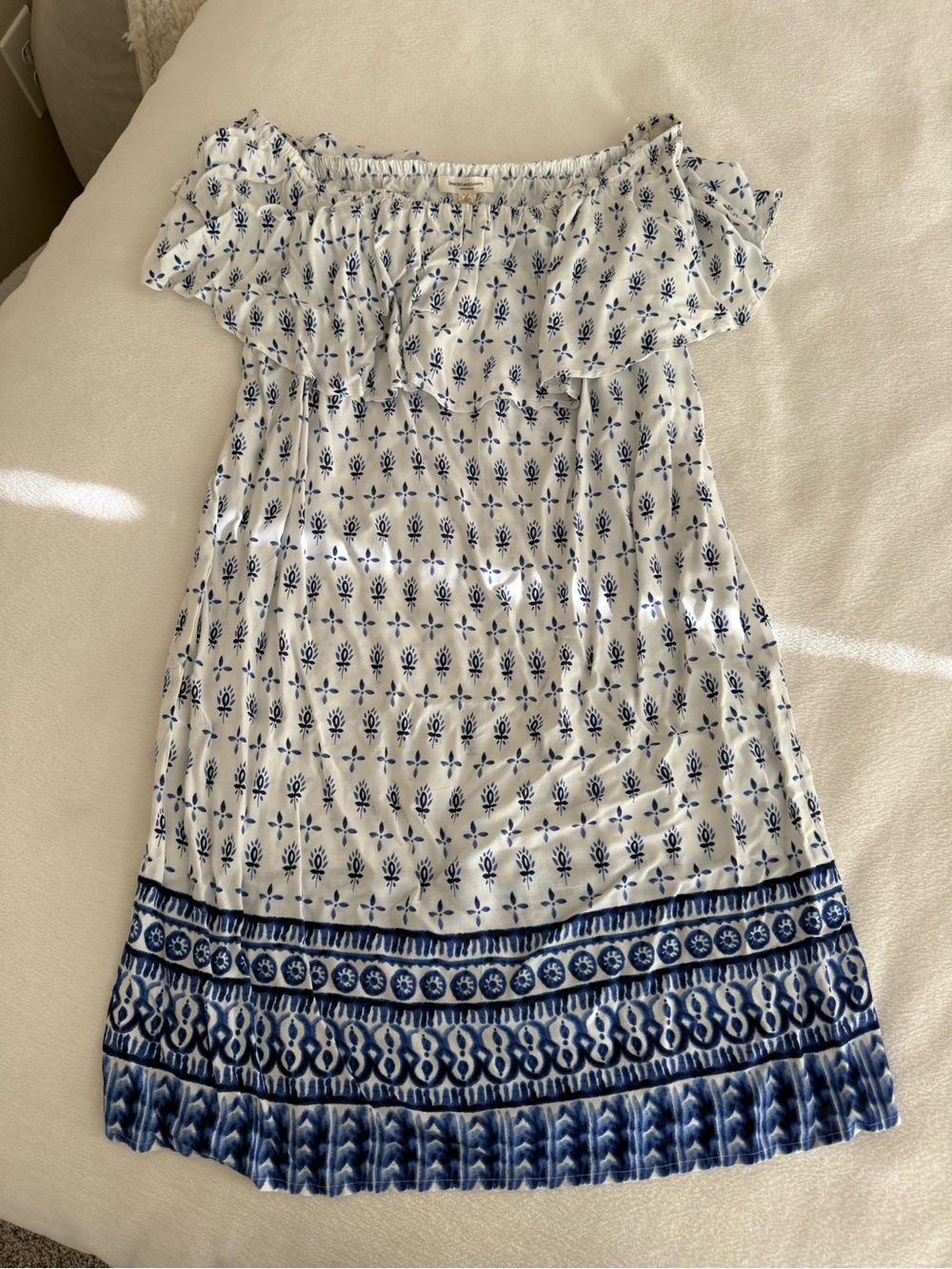 beachlunchlounge White and Navy Blue Strapless Off-Shoulder Dress
